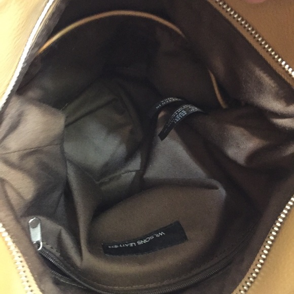 Wilson’s Leather Hobo Crossbody Leather Bag. - Picture 5 of 7